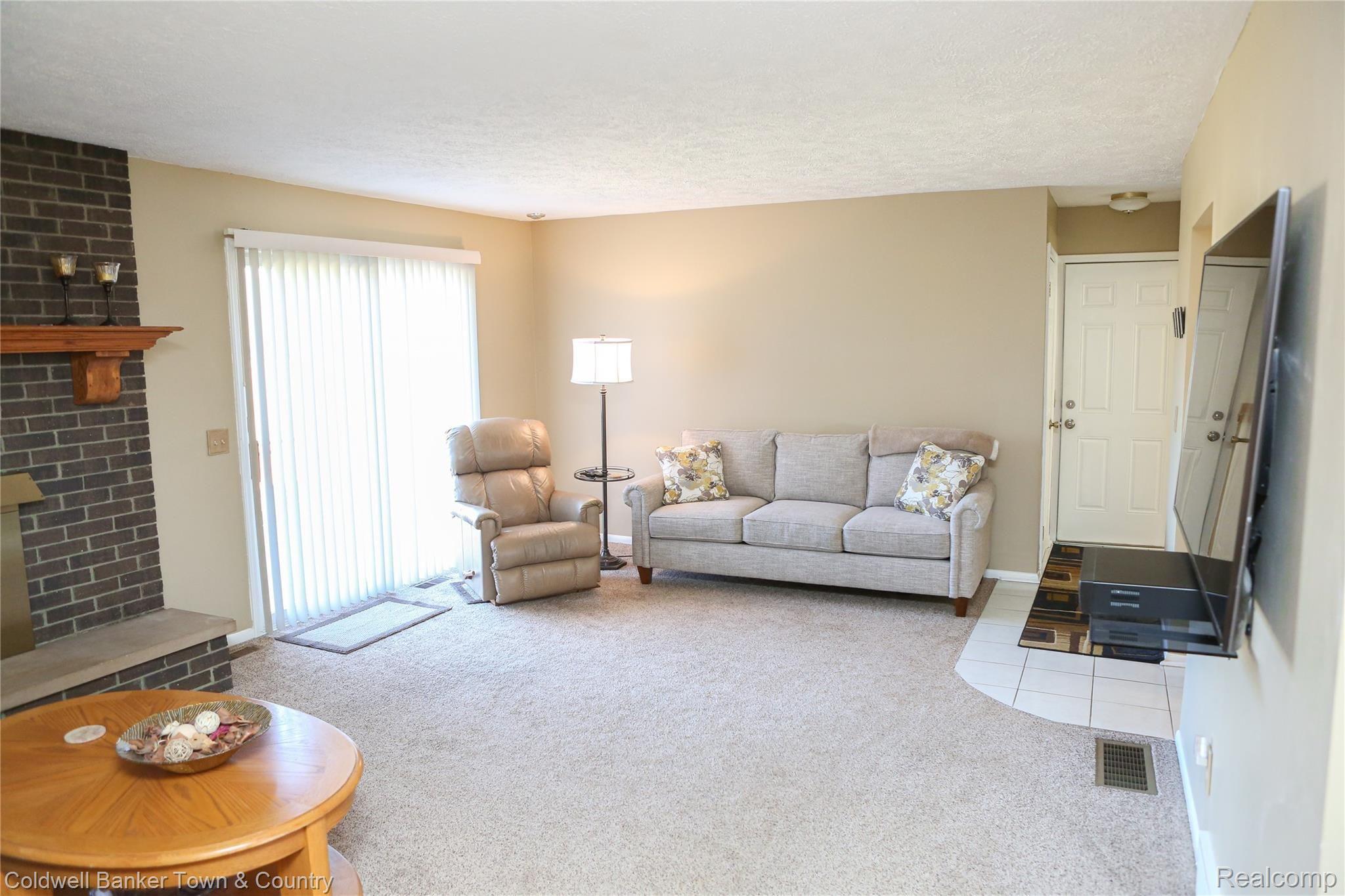 3064 West Coon Lake Road Howell, MI 48843 - Photo 20 of 47 Livingroom