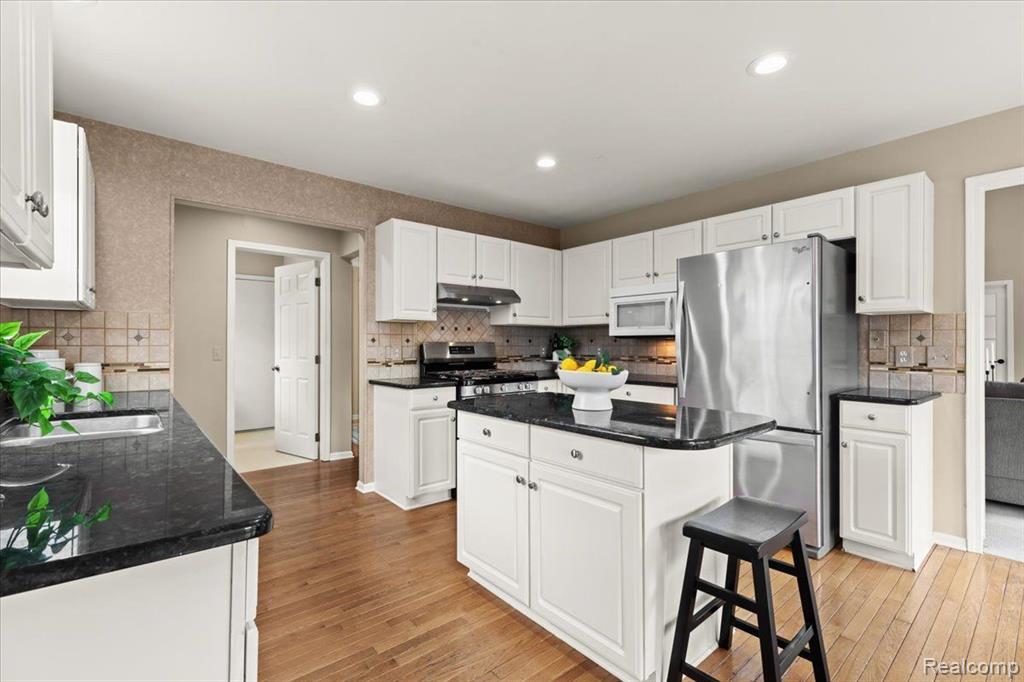 45241 Danbury Road Canton, MI 48188 - Photo 6 of 30 Gallery Image 6