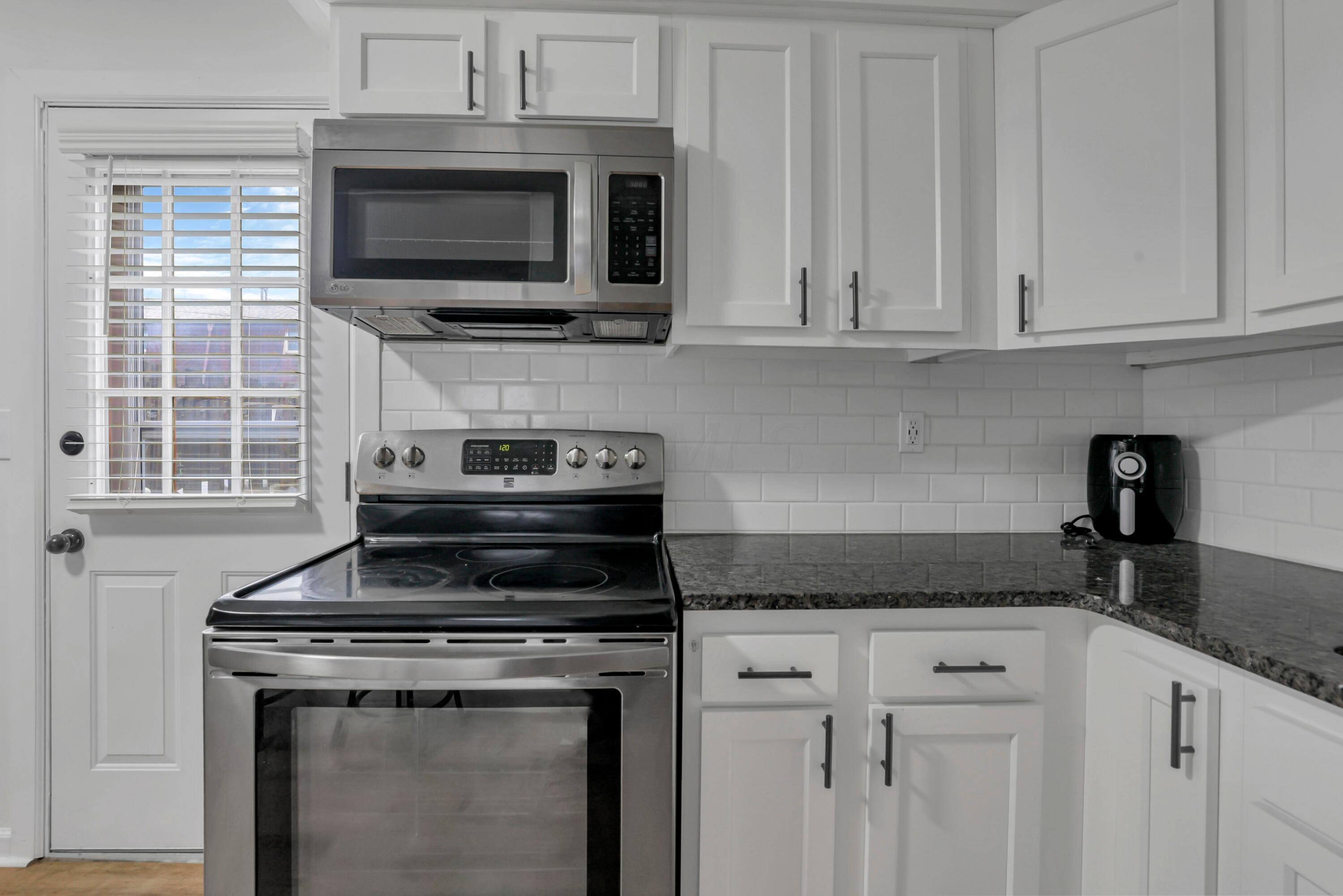 5726 Beechcroft Road, Unit C Columbus, OH 43229 - Photo 5 of 17 Gas Range and Microwave