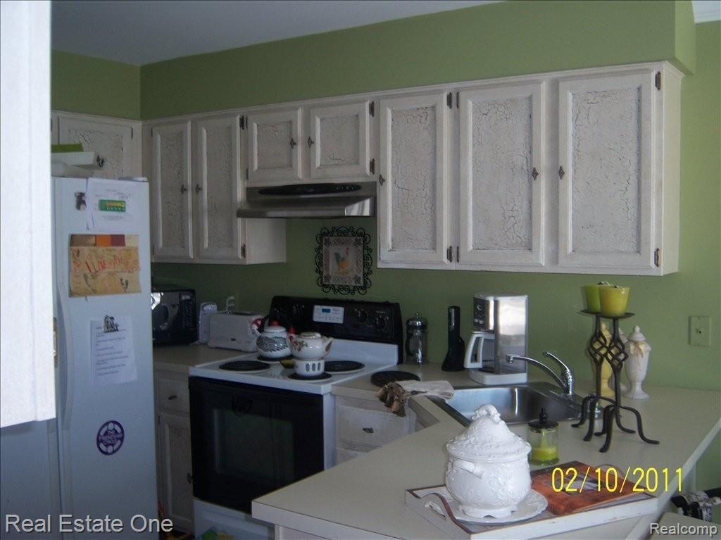 6455 Noble Road, Unit 15 West Bloomfield, MI 48322 - Photo 11 of 23 Kitchen