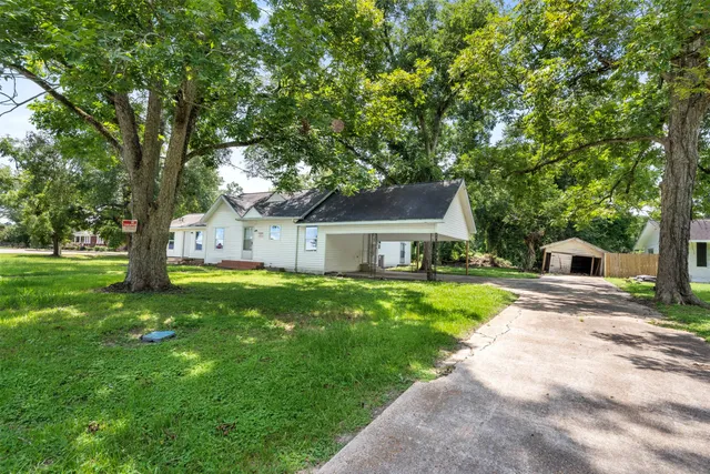 a view of a house with backyard and garden
