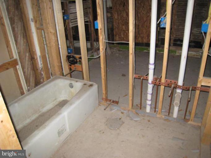 2606 Talbot Road Baltimore, MD 21216 - Photo 4 of 10 Apartment Bath