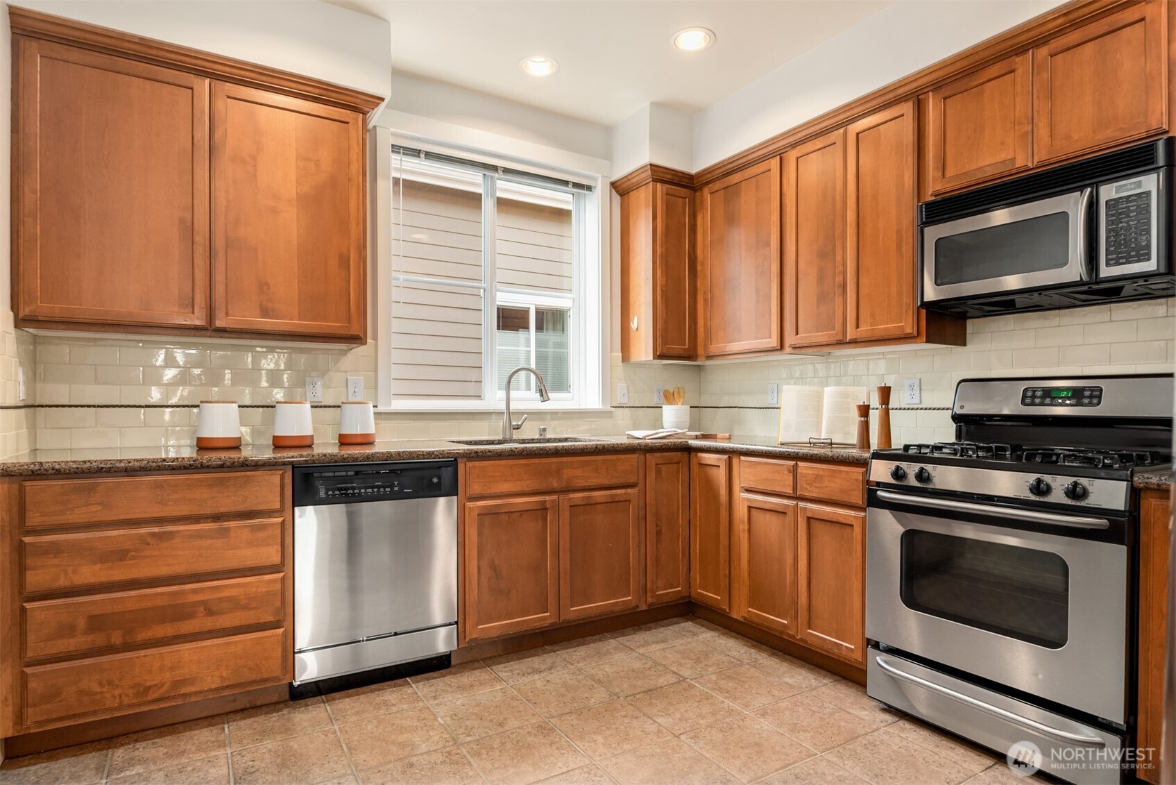 209 18th Avenue East, Unit B Seattle, WA 98112 - Photo 18 of 40