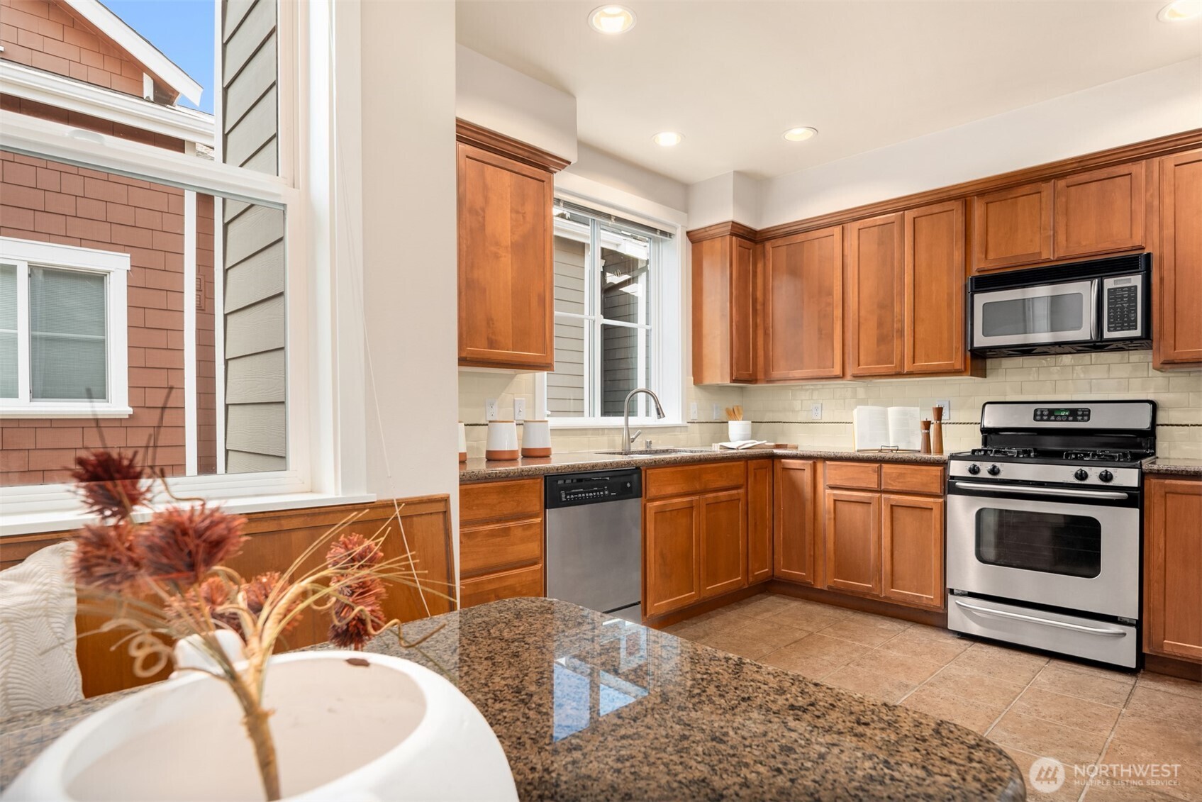 209 18th Avenue East, Unit B Seattle, WA 98112 - Photo 19 of 40