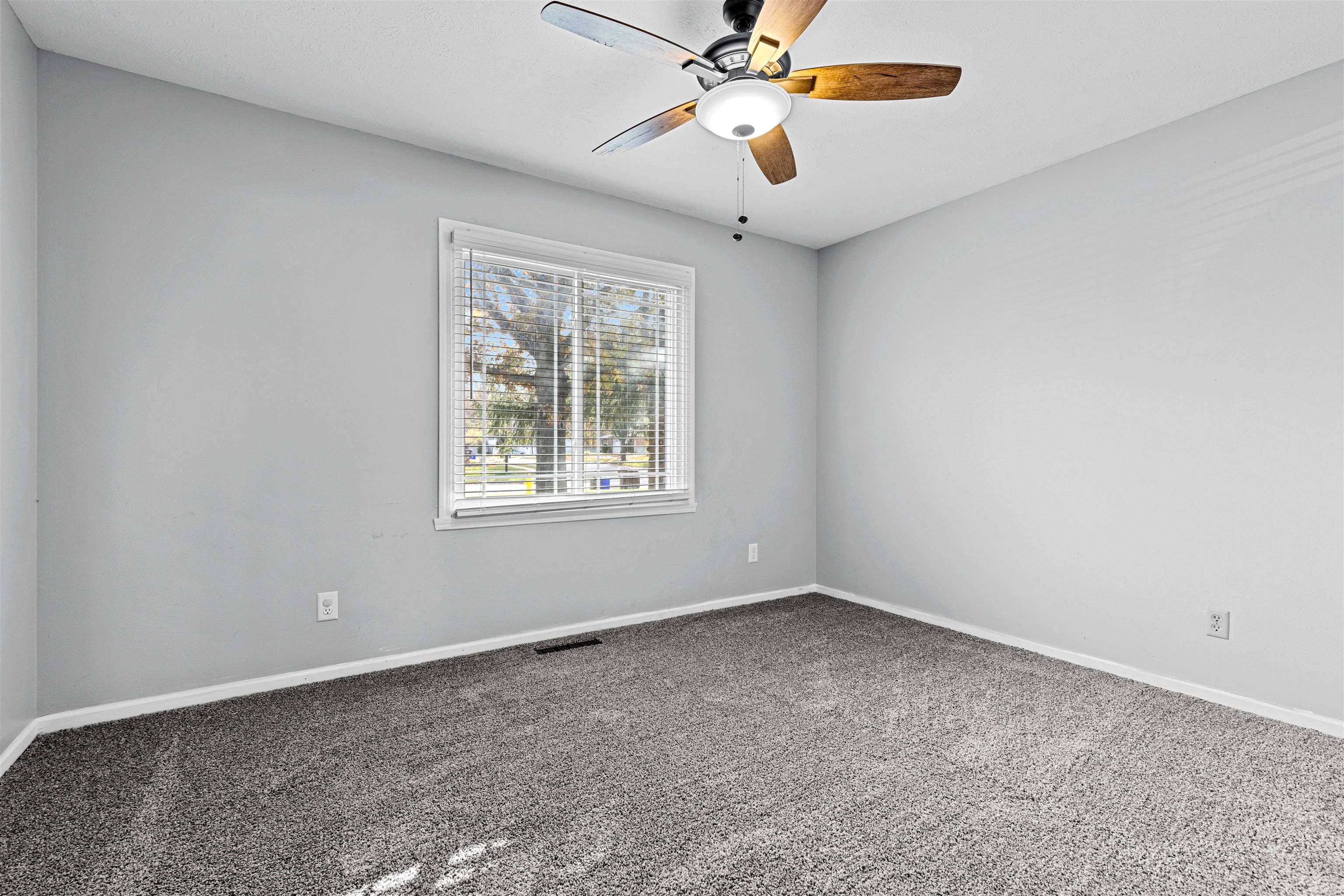 7056 Sentinel Road Rockford, IL 61107 - Photo 8 of 25 an empty room with windows and fan