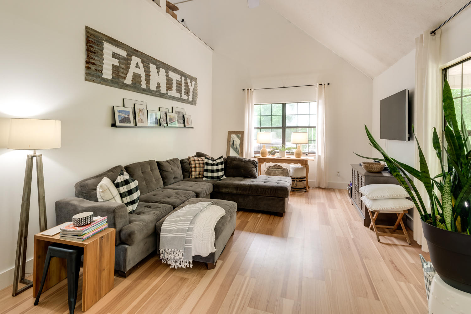 6437 Cooley Road Harrison, TN 37341 - Photo 5 of 26 Living Room