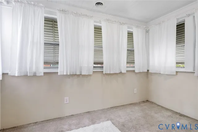 a view of empty room with window