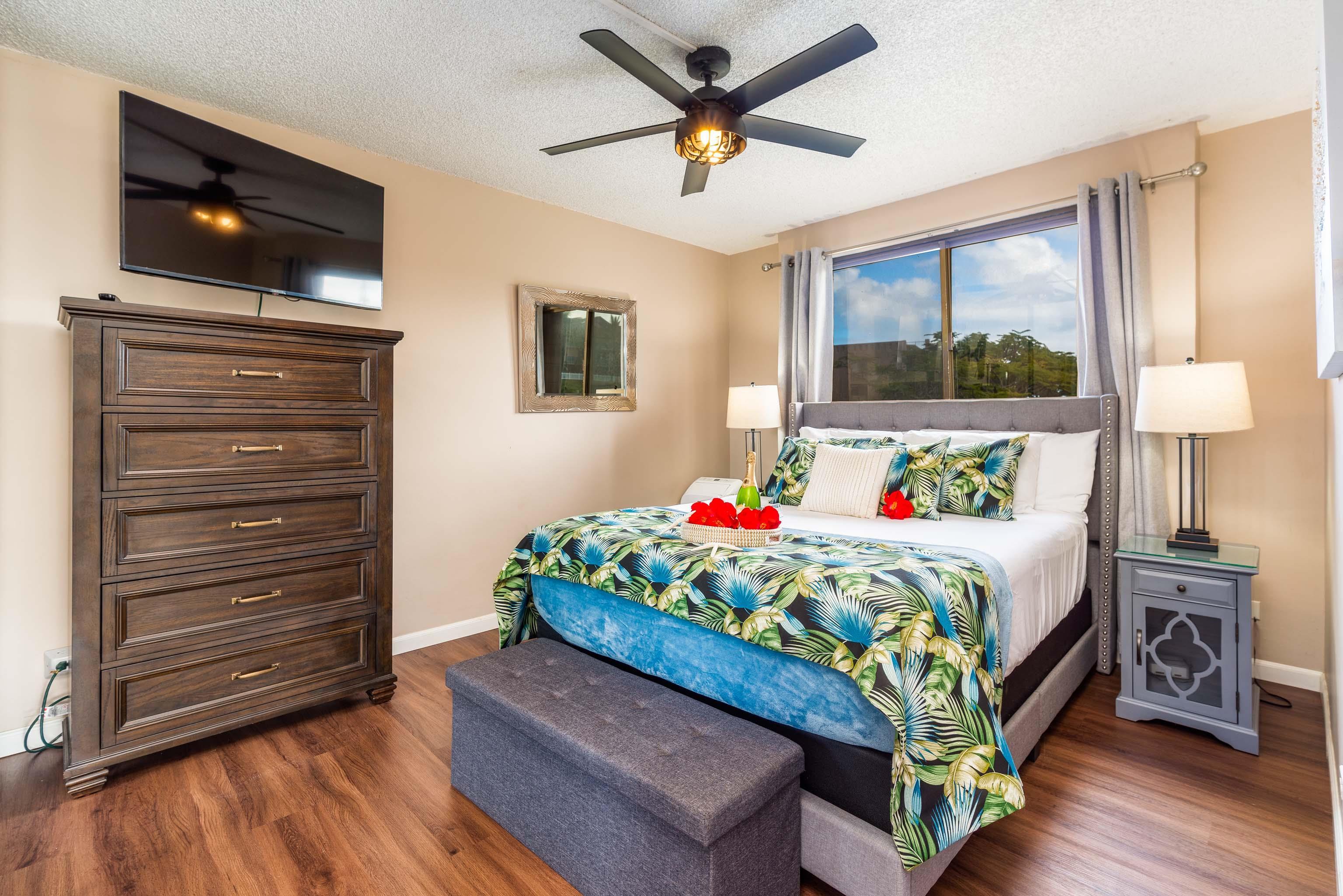 4310 Lower Honoapiilani Road, Unit 418 Lahaina, HI 96761 - Photo 16 of 31 a bed sitting in a bedroom next to a window