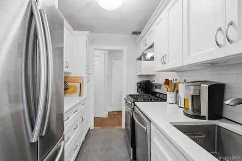 $485,000 | 45 Hill Park Avenue, Unit PR2, Great Neck, NY 11021