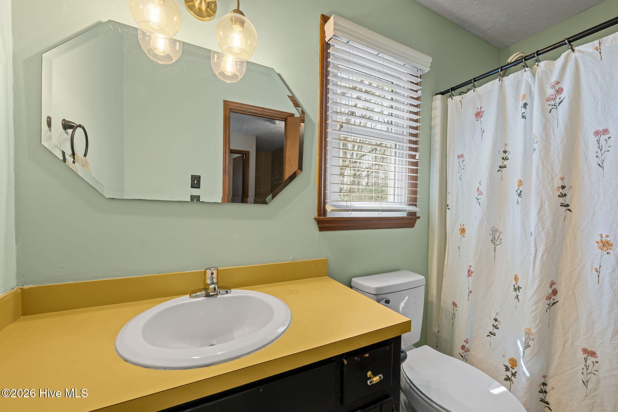 820 Fields Road New Bern, NC 28560 - Photo 28 of 43 Secondary bathroom