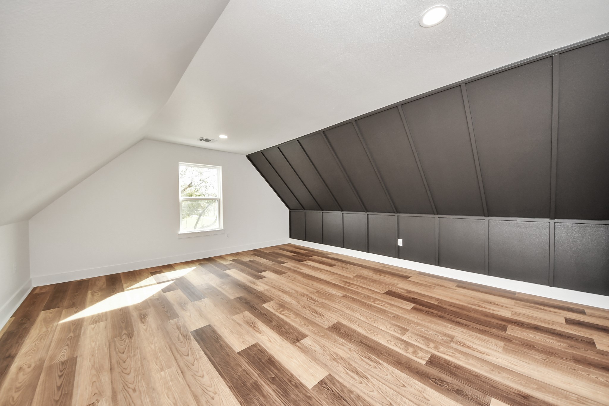 5811 County Road 675B Rosharon, TX 77583 - Photo 33 of 39 a bedroom with a bed and a window