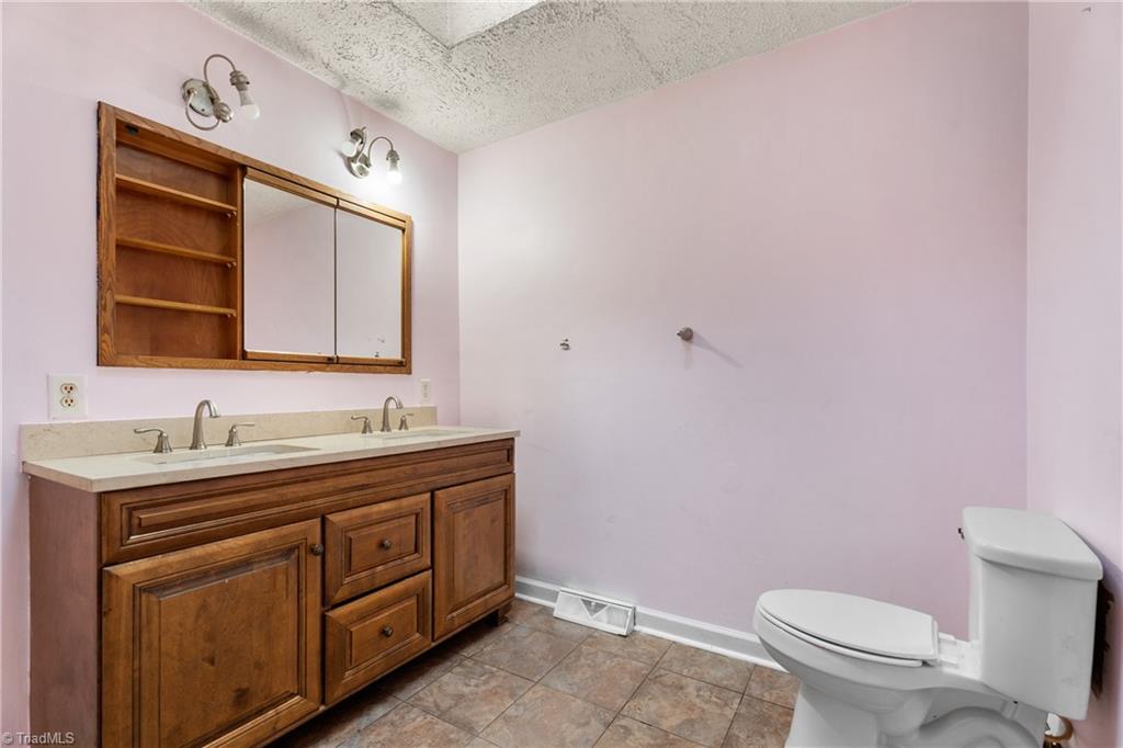 905 West Clemmonsville Road Winston-Salem, NC 27127 - Photo 13 of 31