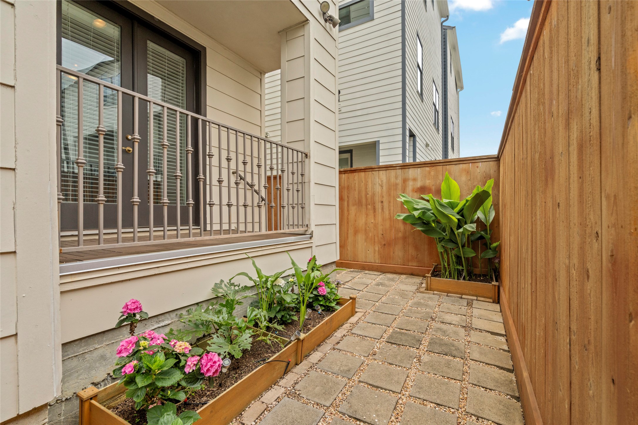 5646 Larkin Street Houston, TX 77007 - Photo 21 of 29 Outside is a low maintenance area with plenty of room for grilling and lounging.