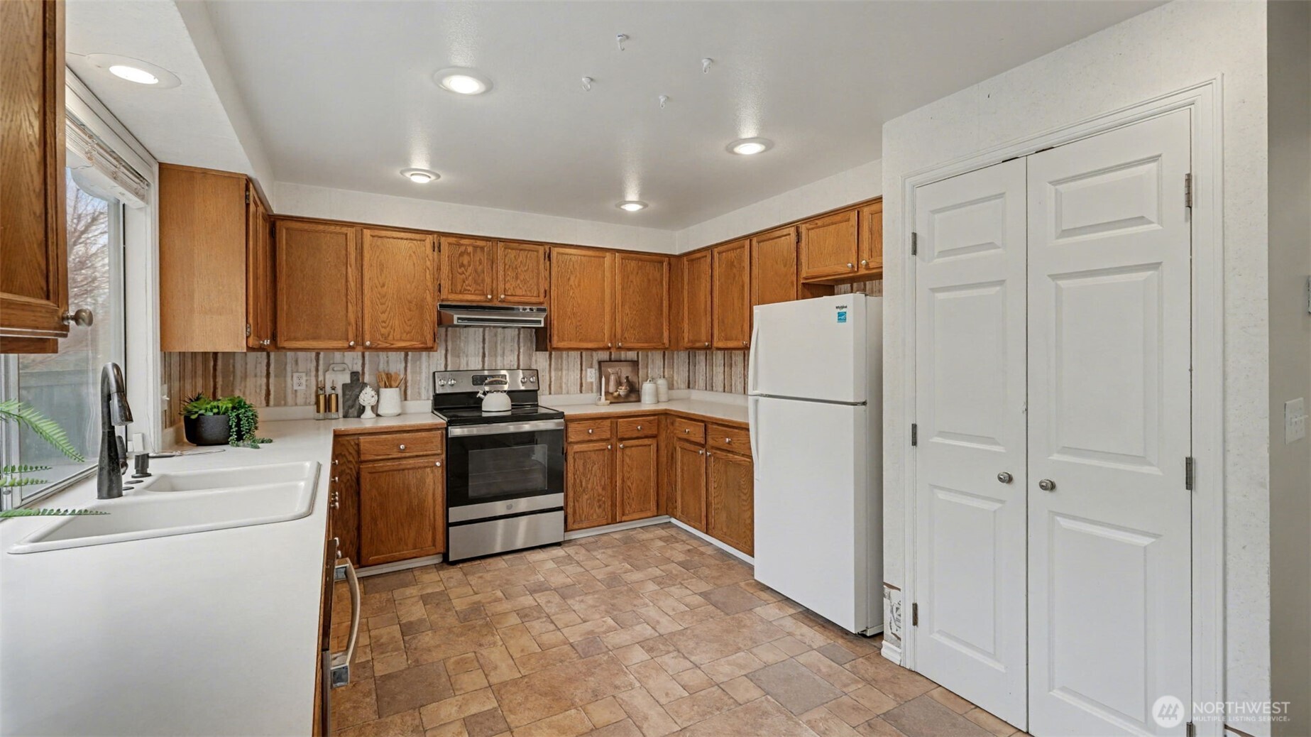 15016 Southeast 184th Street Renton, WA 98058 - Photo 15 of 40