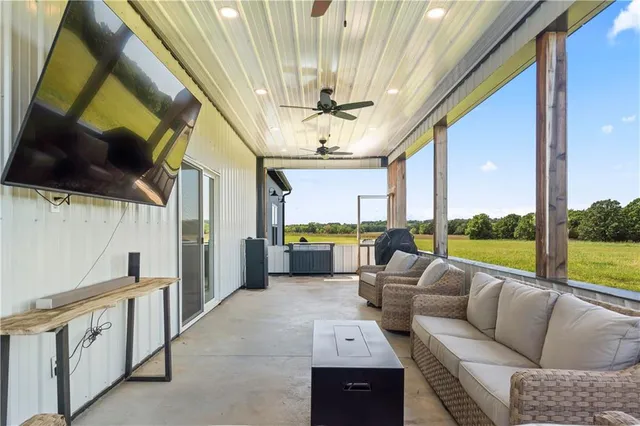 $965,000 | 2740 Florida Road, Pomona, KS 66076