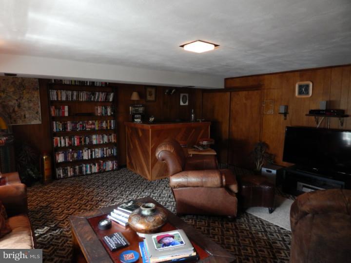 605 Colebrook Road Philadelphia, PA 19115 - Photo 18 of 21 Family Room