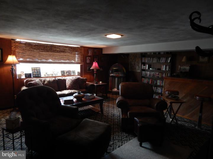 605 Colebrook Road Philadelphia, PA 19115 - Photo 19 of 21 Family Room