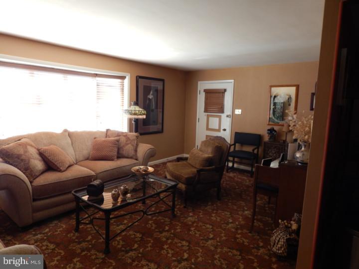 605 Colebrook Road Philadelphia, PA 19115 - Photo 7 of 21 Living Room