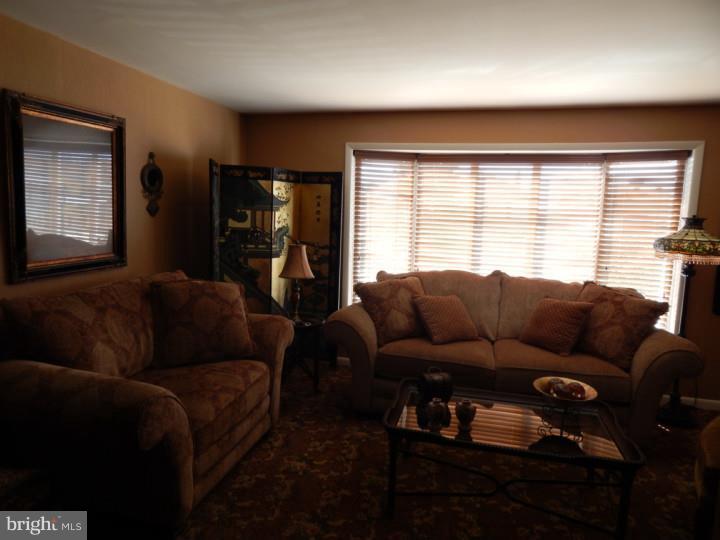 605 Colebrook Road Philadelphia, PA 19115 - Photo 8 of 21 Living Room