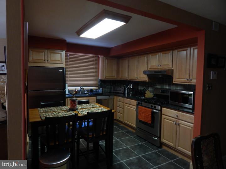 605 Colebrook Road Philadelphia, PA 19115 - Photo 10 of 21 Kitchen