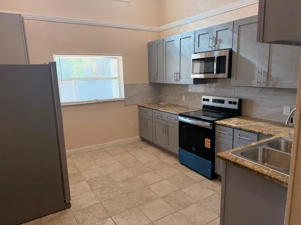 $2,700 | 1349 15th Street South, St. Petersburg, FL 33705