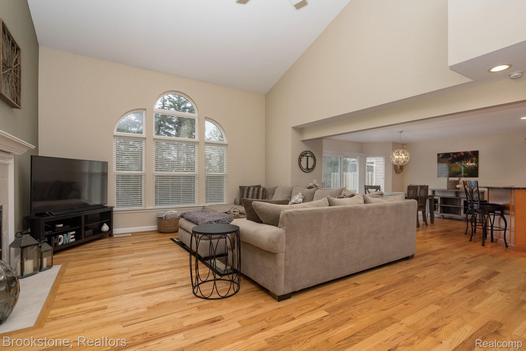 7284 Rabbit Ears Pass Clarkston, MI 48346 - Photo 5 of 39 vaulted great room