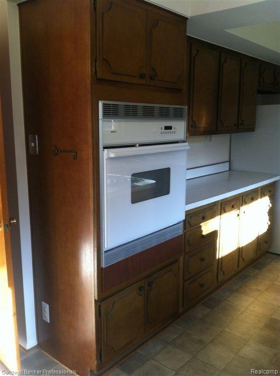 2556 New England Drive Rochester, MI 48309 - Photo 8 of 18 IMG_3405.jpg
