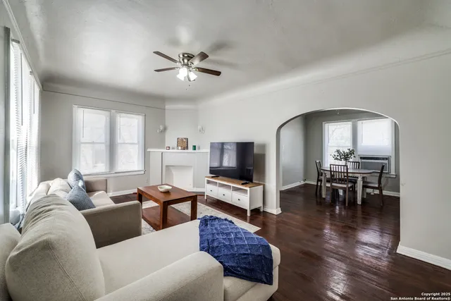 $1,395 | 309 East Lullwood Avenue, San Antonio, TX 78212