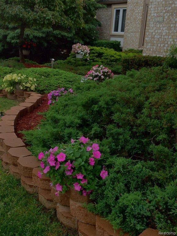 2154 Kennedy Drive Rochester, MI 48309 - Photo 10 of 10 Landscaping.jpg