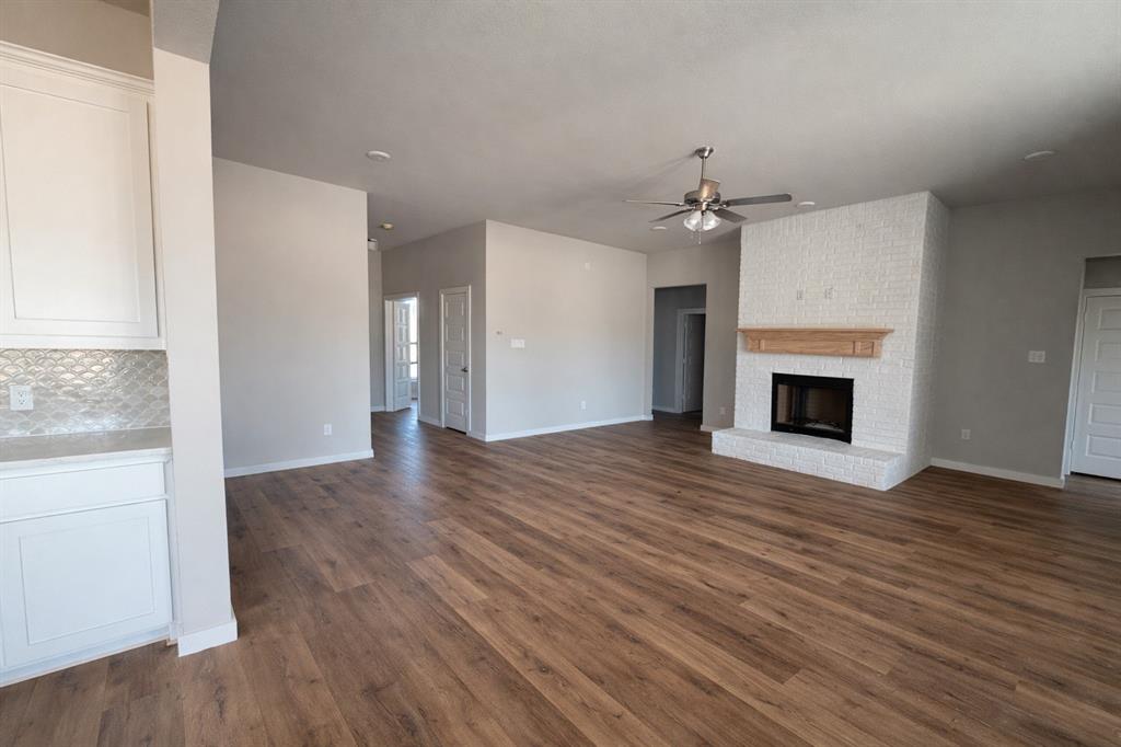 504 Clifton Court Springtown, TX 76082 - Photo 3 of 5