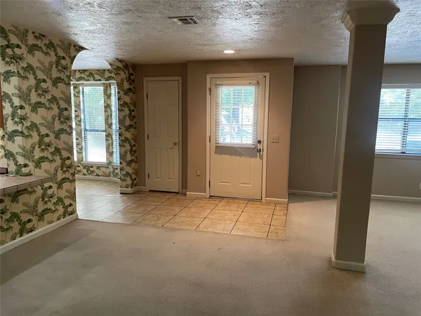 $1,600 | 302 Somerset, Conroe, TX 77316