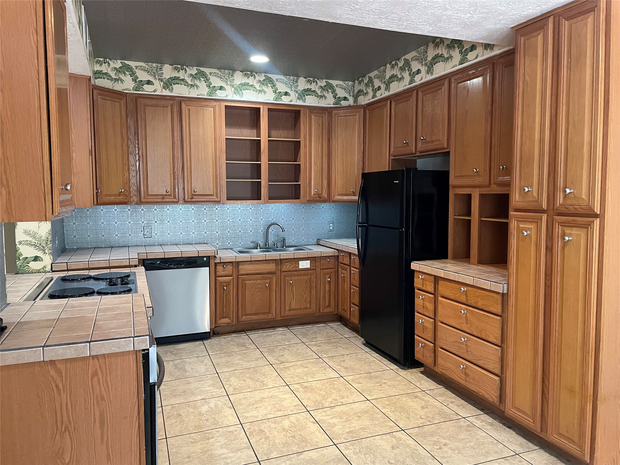 302 Somerset Conroe, TX 77316 - Photo 5 of 22 a kitchen with a refrigerator and a stove