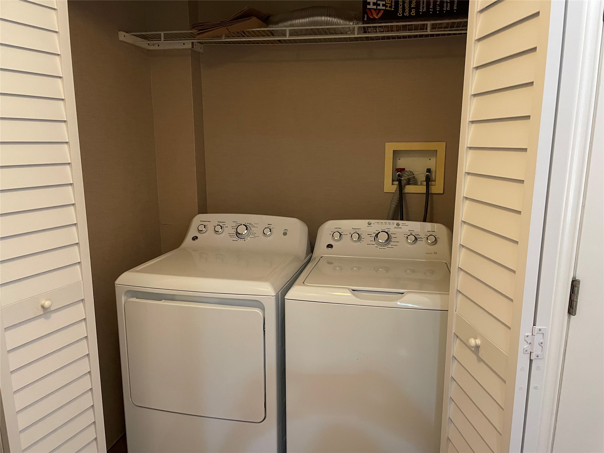 302 Somerset Conroe, TX 77316 - Photo 7 of 22 a utility room with dryer and washer