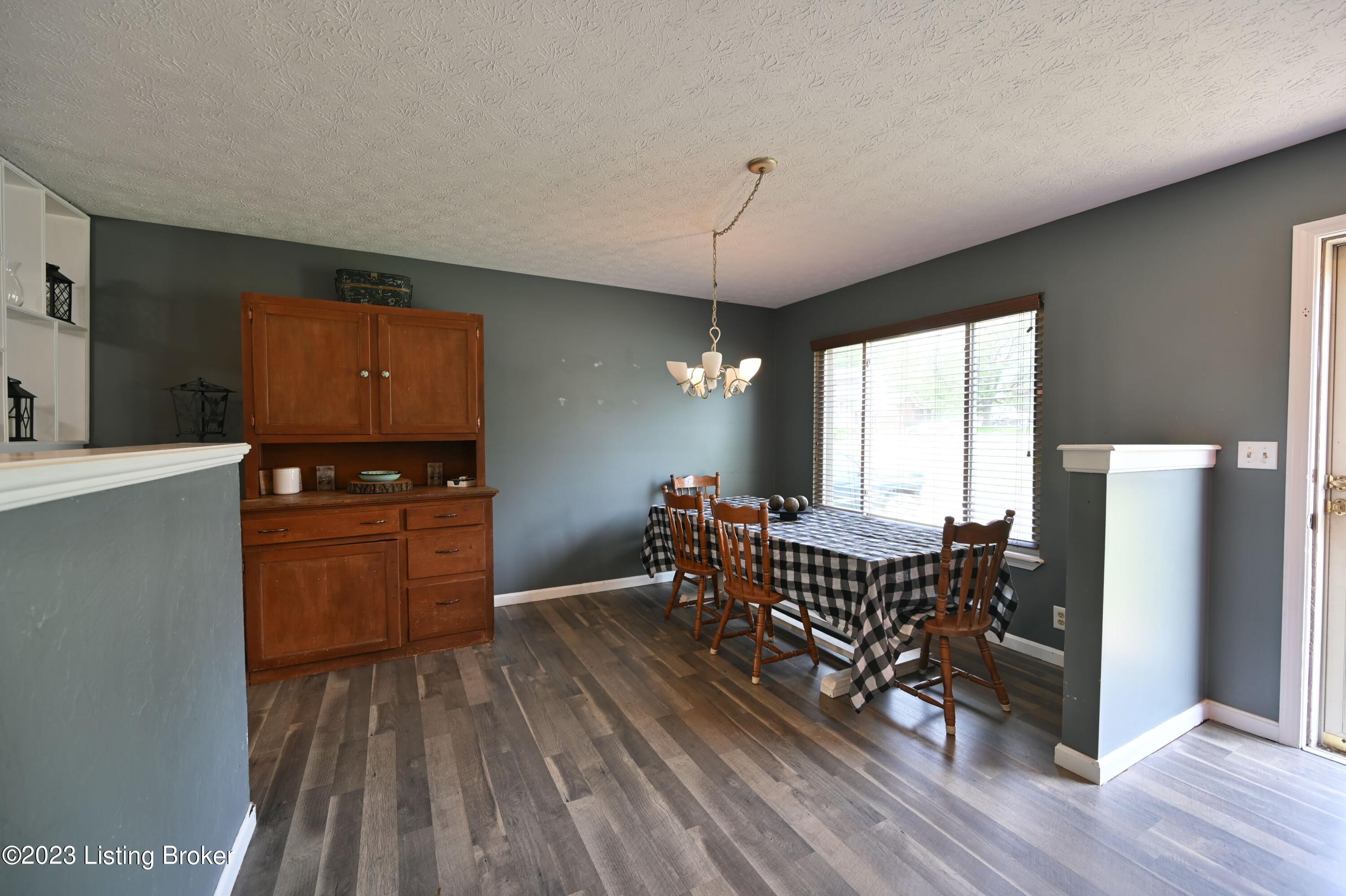 7910 Rochelle Road Louisville, KY 40228 - Photo 4 of 34 DSC_8830