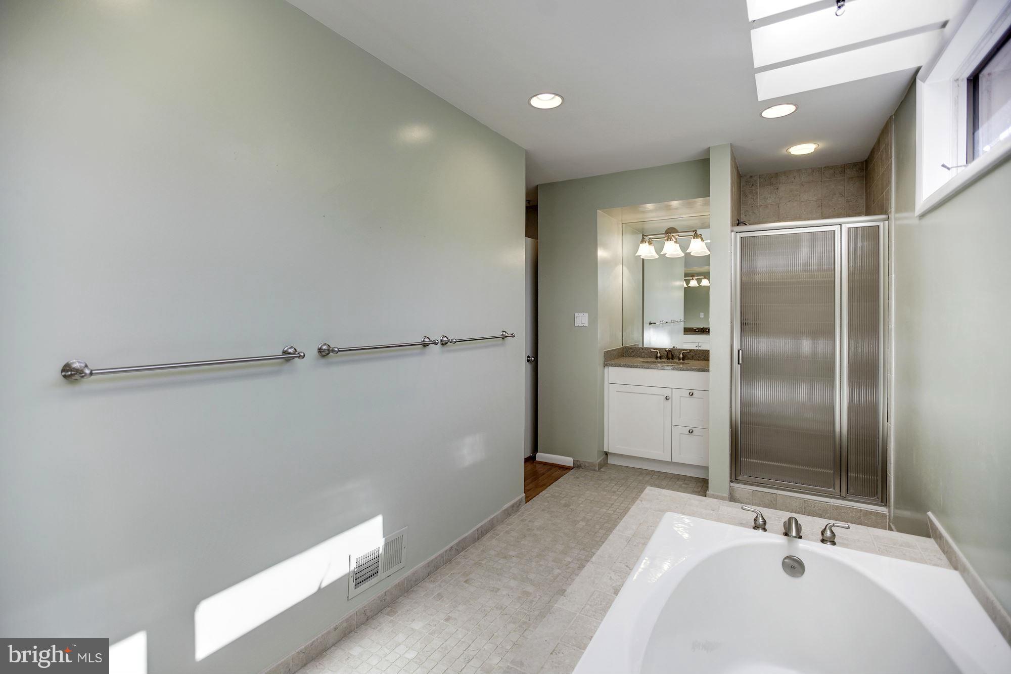 1593 North Village Road Reston, VA 20194 - Photo 14 of 30 Bath (Master)