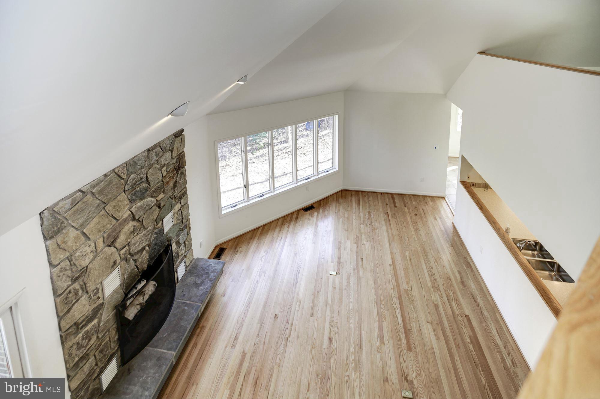 1593 North Village Road Reston, VA 20194 - Photo 5 of 30 Living Room