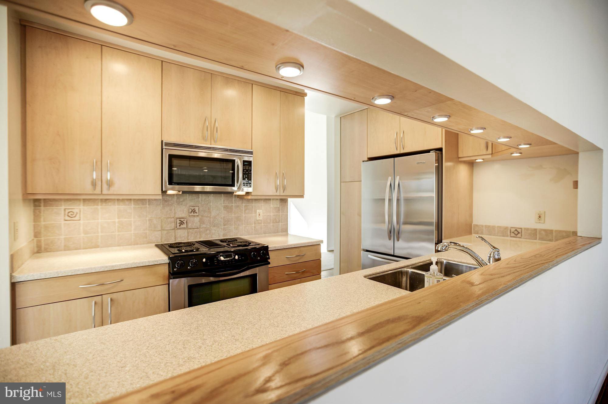 1593 North Village Road Reston, VA 20194 - Photo 8 of 30 Kitchen