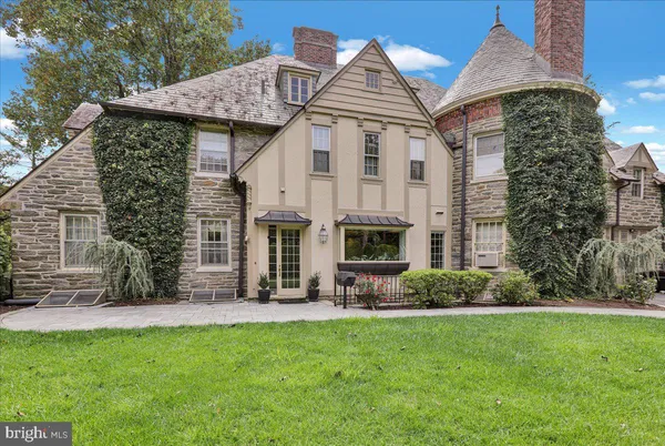 a view of a front of house with a yard