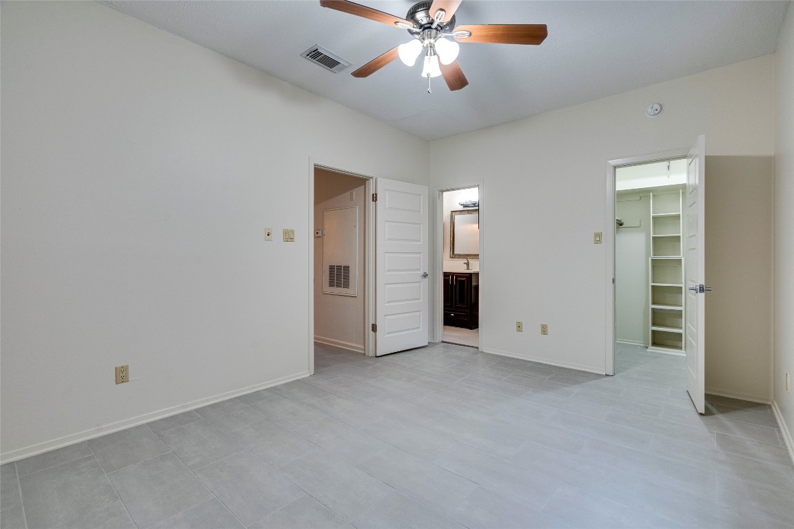 908 Poplar Street, Unit 208 Austin, TX 78705 - Photo 20 of 26 an empty room with closet and a ceiling fan