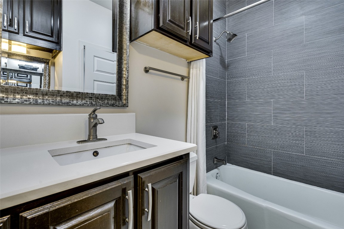908 Poplar Street, Unit 208 Austin, TX 78705 - Photo 25 of 26 a bathroom with a sink a toilet and bathtub