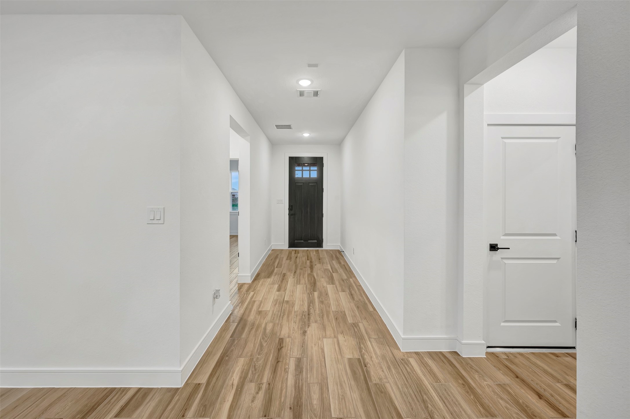 2819 Duchess Drive Rosenberg, TX 77471 - Photo 3 of 36 Inviting foyer (*Photo not of actual home and used for illustration purposes only.)