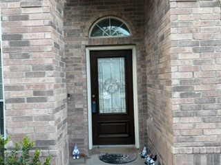 6720 Cromarty Lane Austin, TX 78754 - Photo 4 of 24 An inviting leaded glass entry door welcomes you home, complemented by arched transom window.