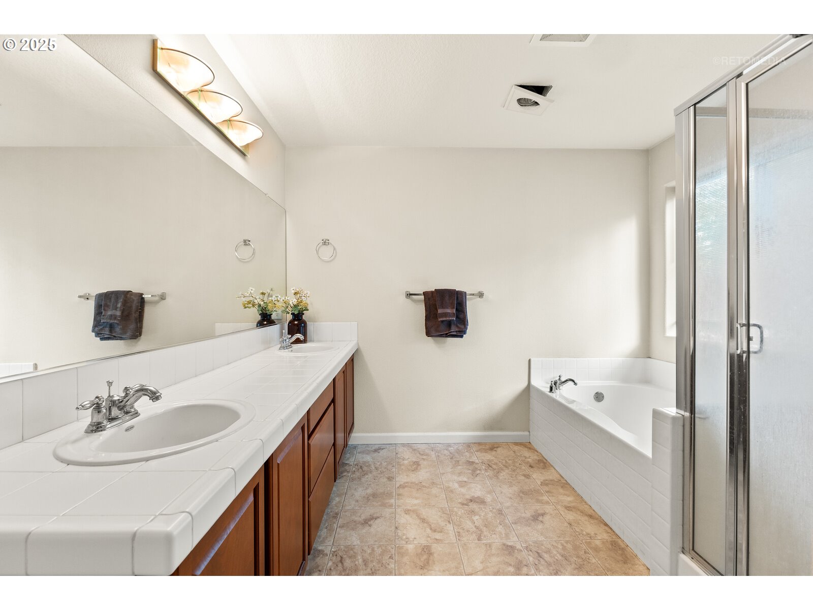 20102 Southwest 54th Terrace Tualatin, OR 97062 - Photo 20 of 35 a bathroom with a tub a sink and mirror