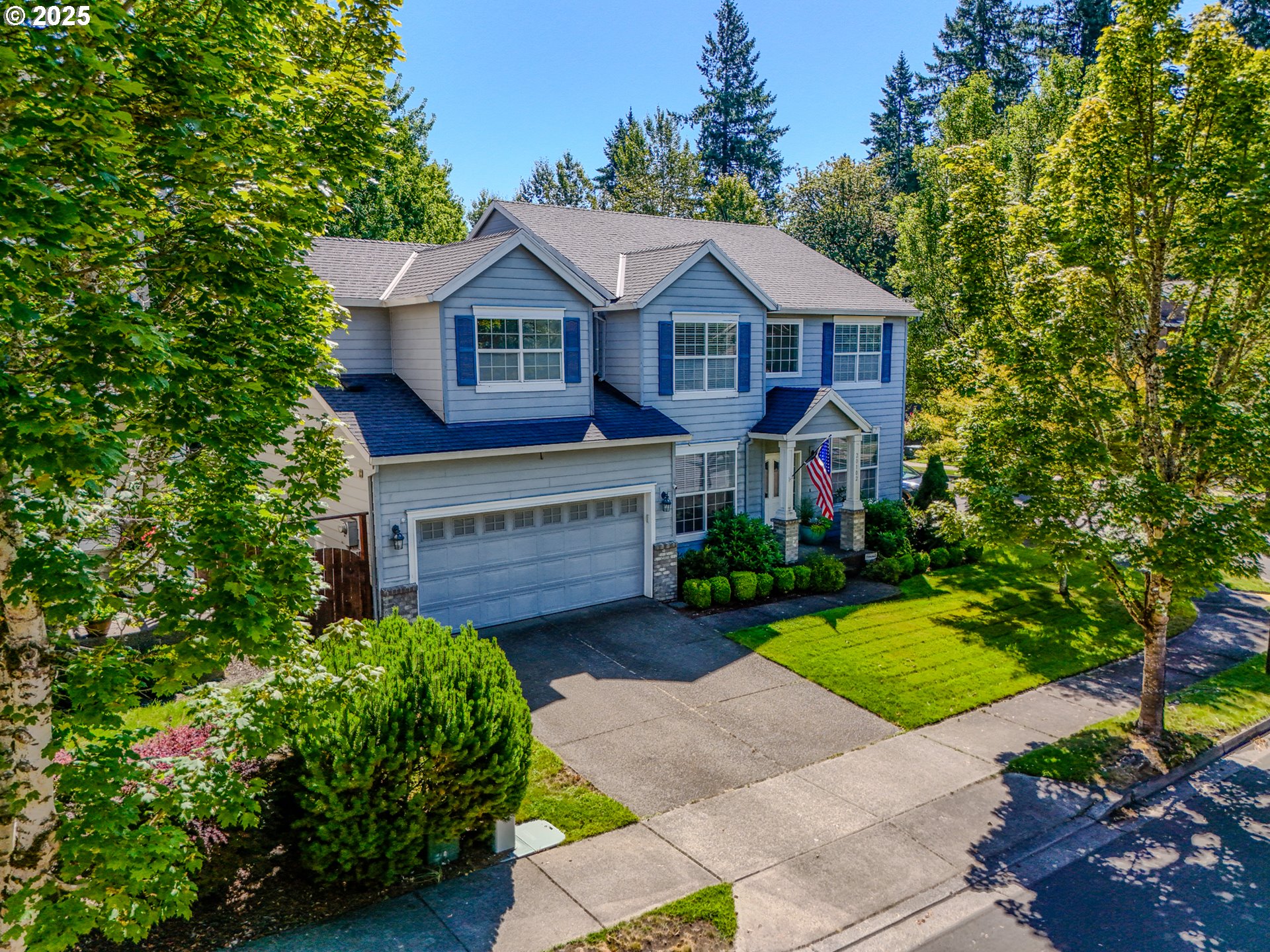 20102 Southwest 54th Terrace Tualatin, OR 97062 - Photo 33 of 35 a front view of a house with a garden