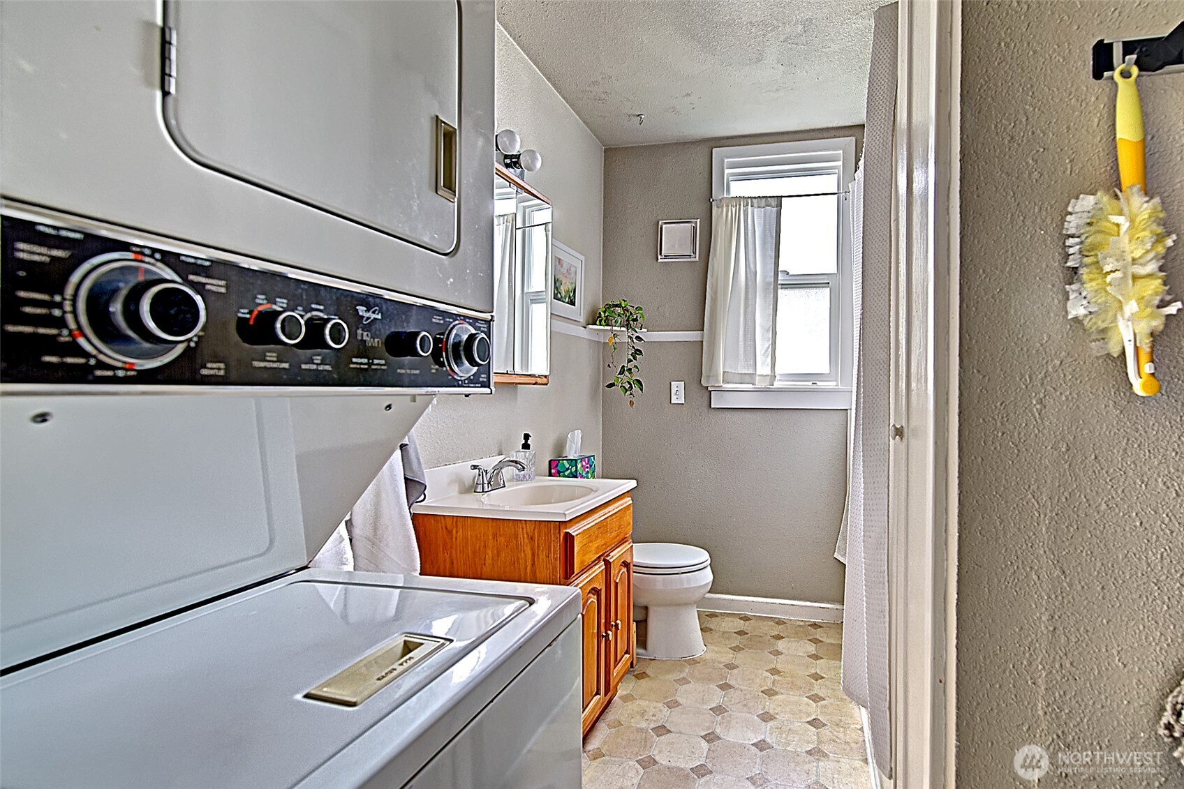 1018 Wall Street Everett, WA 98201 - Photo 15 of 20 a bathroom with a toilet a sink and a mirror