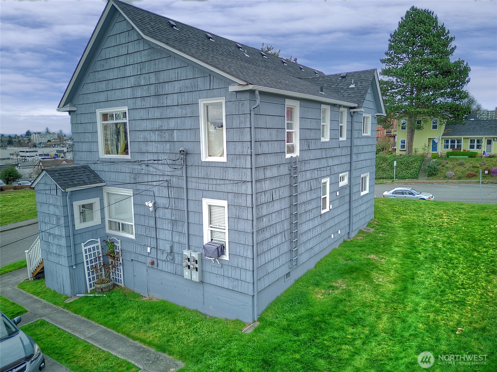 1018 Wall Street Everett, WA 98201 - Photo 4 of 20 a view of outdoor space yard and front view of a house