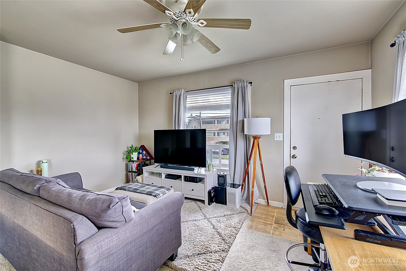 1018 Wall Street Everett, WA 98201 - Photo 7 of 20 a living room with furniture and a flat screen tv