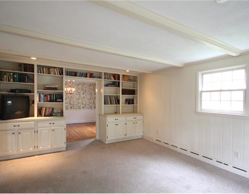 1 King Philip Road Newport, RI 02840 - Photo 6 of 12 Den/Family/Great Room.