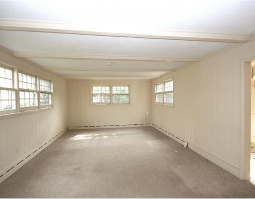 1 King Philip Road Newport, RI 02840 - Photo 7 of 12 Den/Family/Great Room.