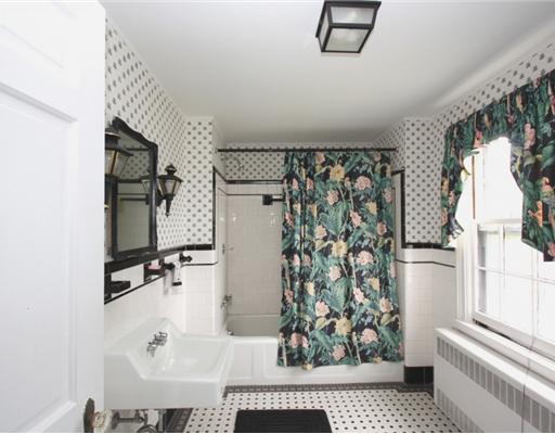 1 King Philip Road Newport, RI 02840 - Photo 8 of 12 Bathroom.